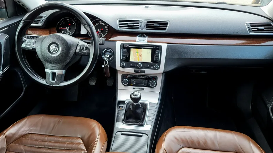 VOLKSWAGEN Passat -