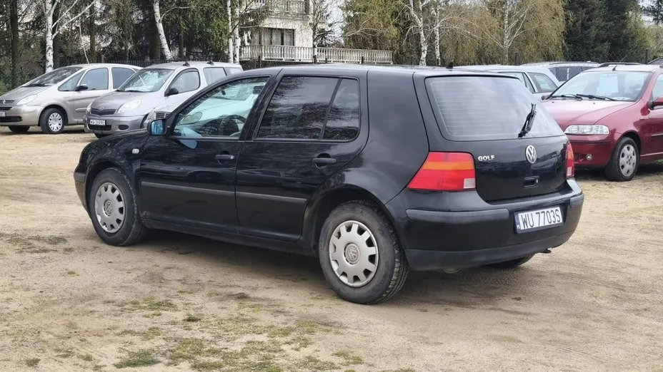 VOLKSWAGEN Golf -