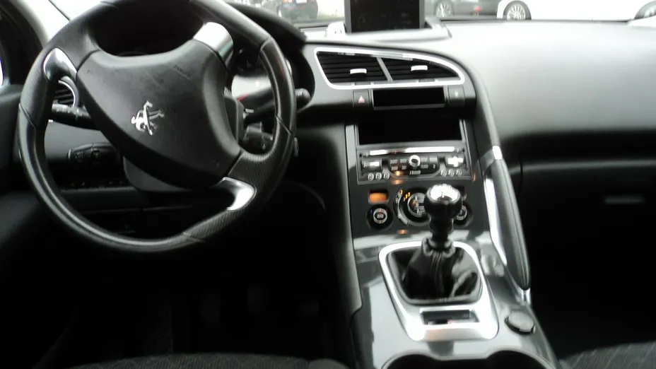 PEUGEOT 3008 -