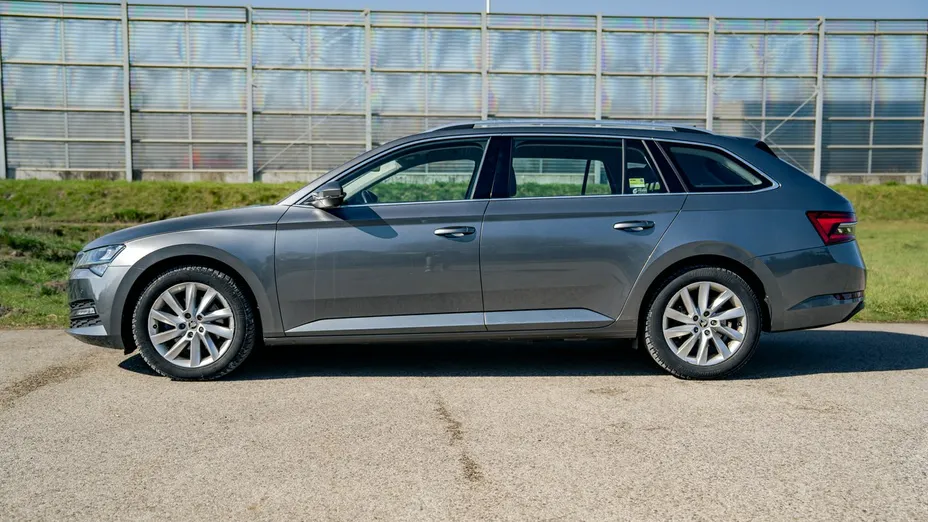 SKODA Superb -