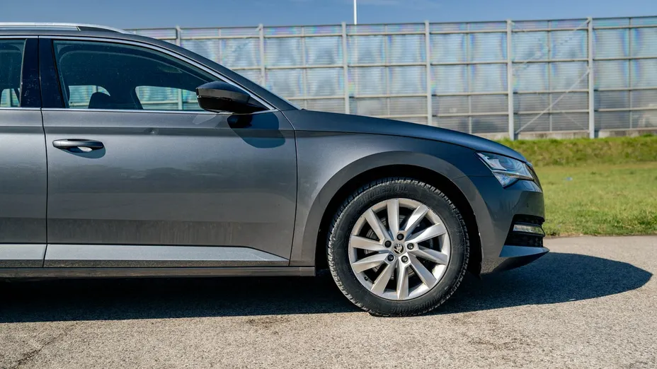 SKODA Superb -