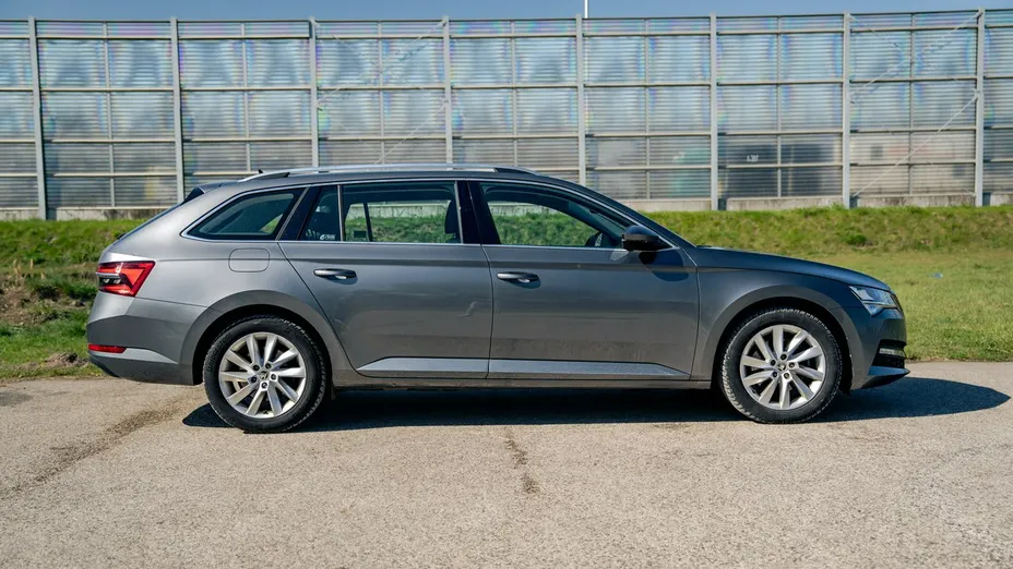 SKODA Superb -