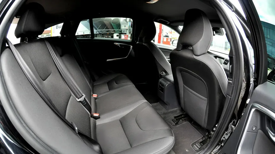 VOLVO V60 -