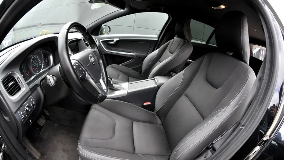 VOLVO V60 -