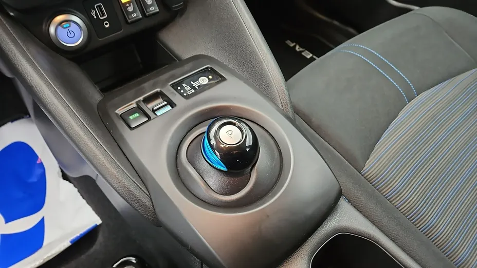 NISSAN Leaf -