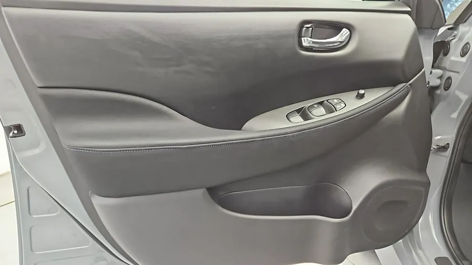 NISSAN Leaf -