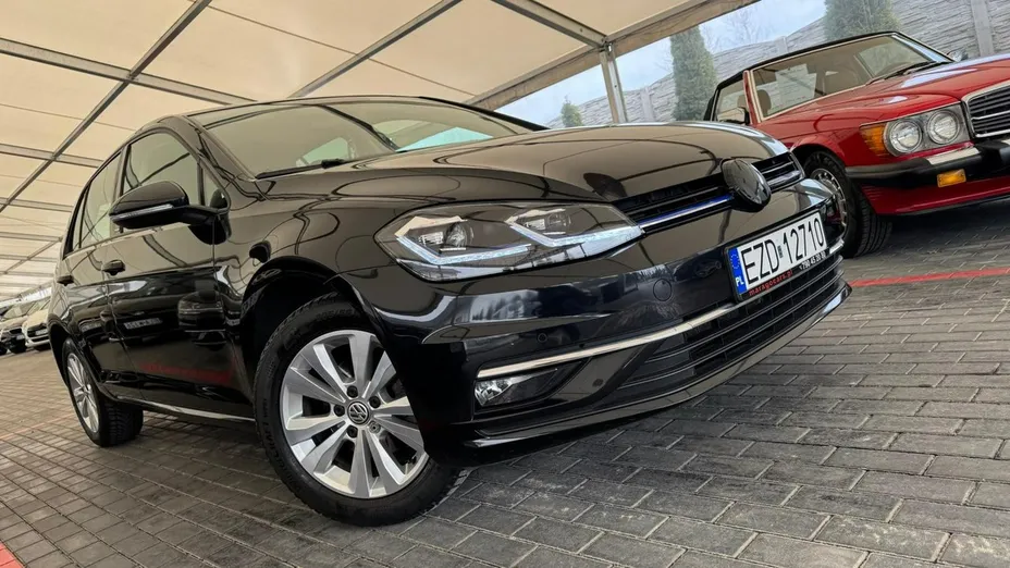 VOLKSWAGEN Golf -
