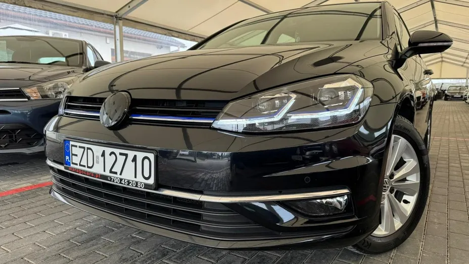 VOLKSWAGEN Golf -