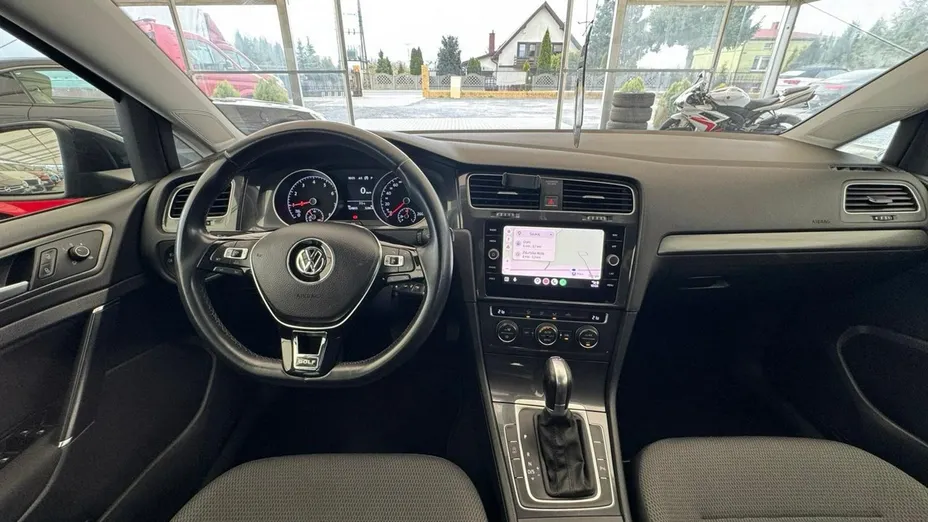 VOLKSWAGEN Golf -