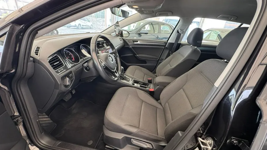 VOLKSWAGEN Golf -