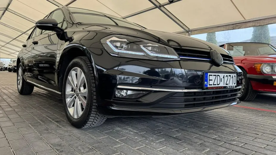 VOLKSWAGEN Golf -