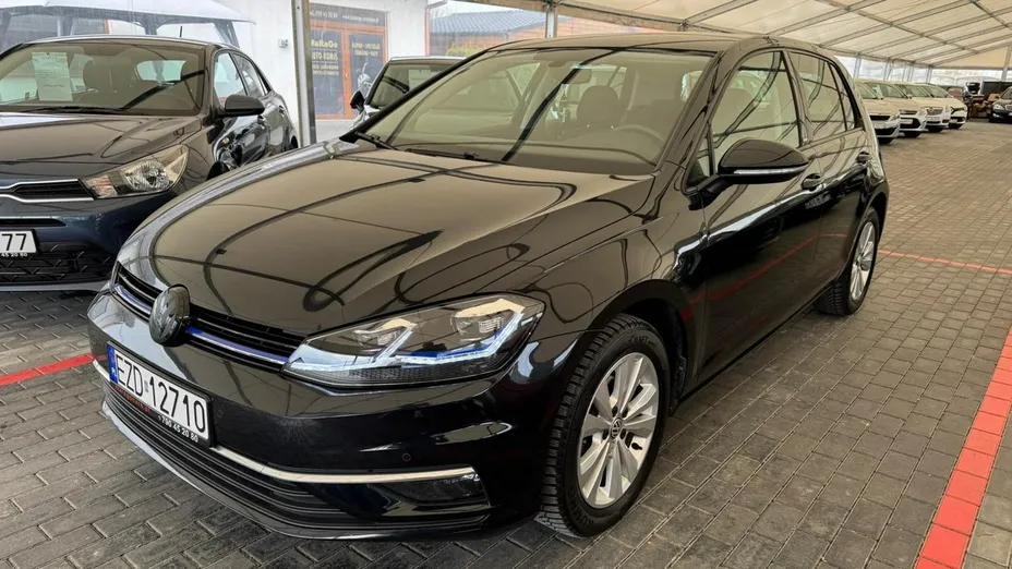 VOLKSWAGEN Golf -