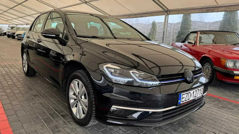 VOLKSWAGEN Golf -