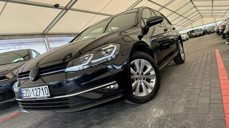 VOLKSWAGEN Golf -