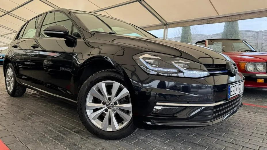 VOLKSWAGEN Golf -