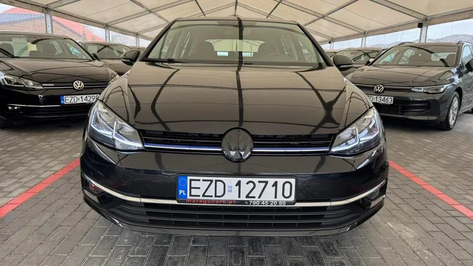VOLKSWAGEN Golf -