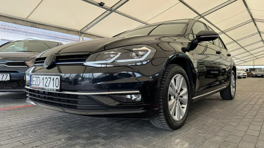 VOLKSWAGEN Golf -