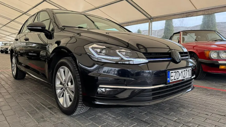 VOLKSWAGEN Golf -