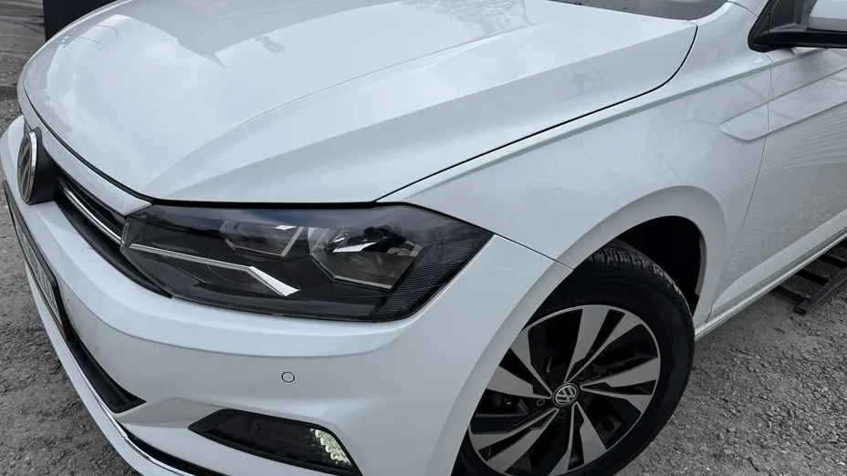 VOLKSWAGEN Polo -
