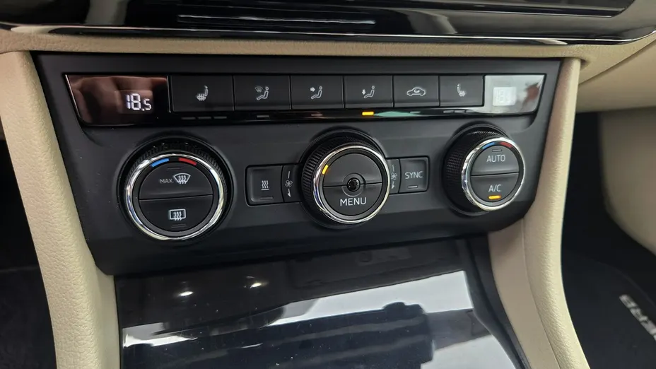 SKODA Superb -
