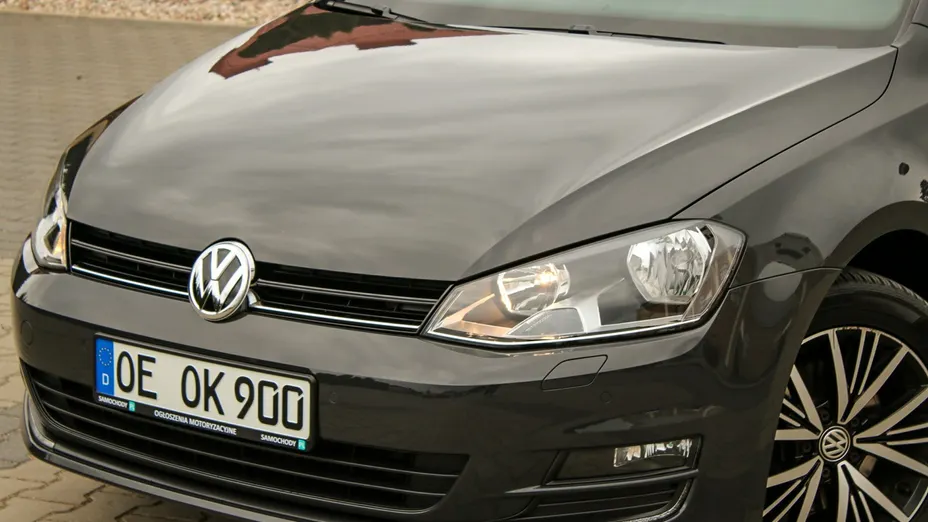 VOLKSWAGEN Golf -