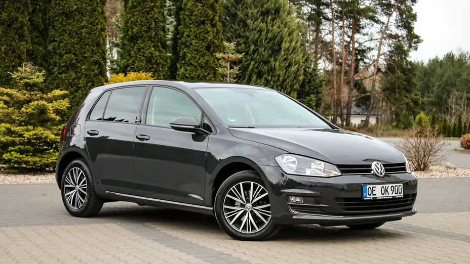 VOLKSWAGEN Golf -