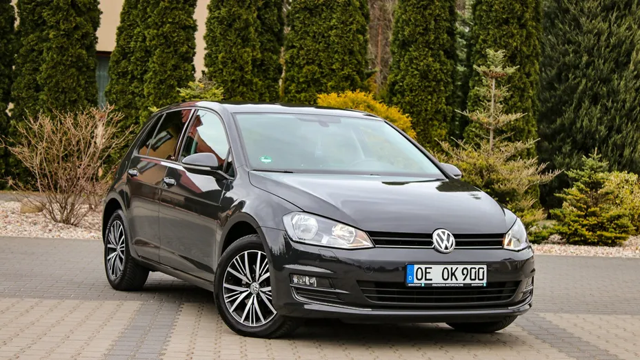 VOLKSWAGEN Golf -