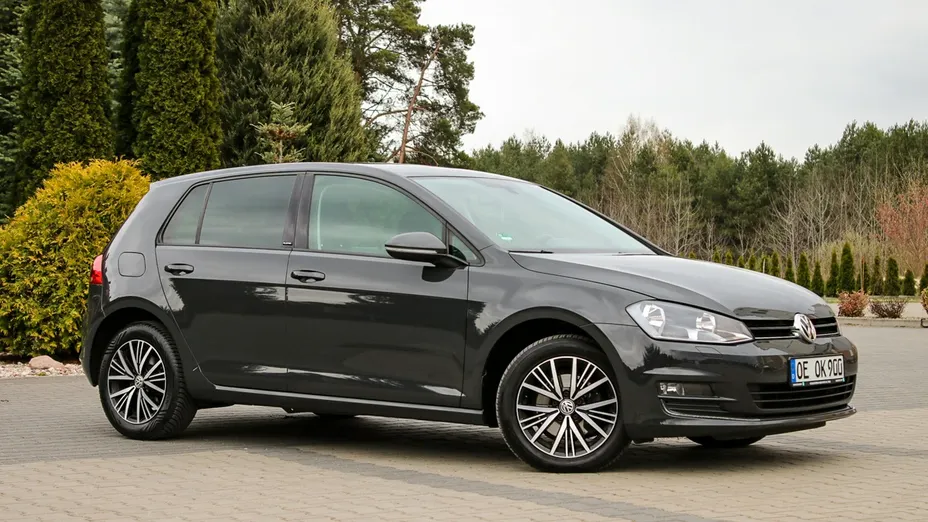 VOLKSWAGEN Golf -