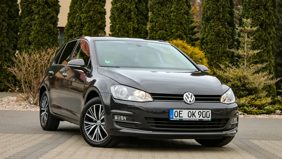 VOLKSWAGEN Golf -