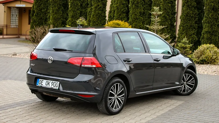 VOLKSWAGEN Golf -
