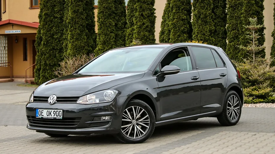 VOLKSWAGEN Golf -