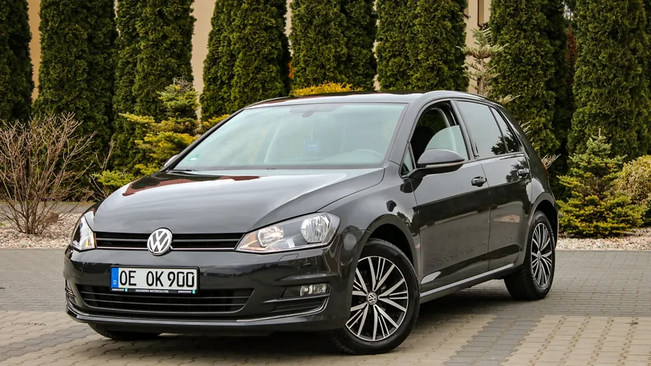 VOLKSWAGEN Golf -