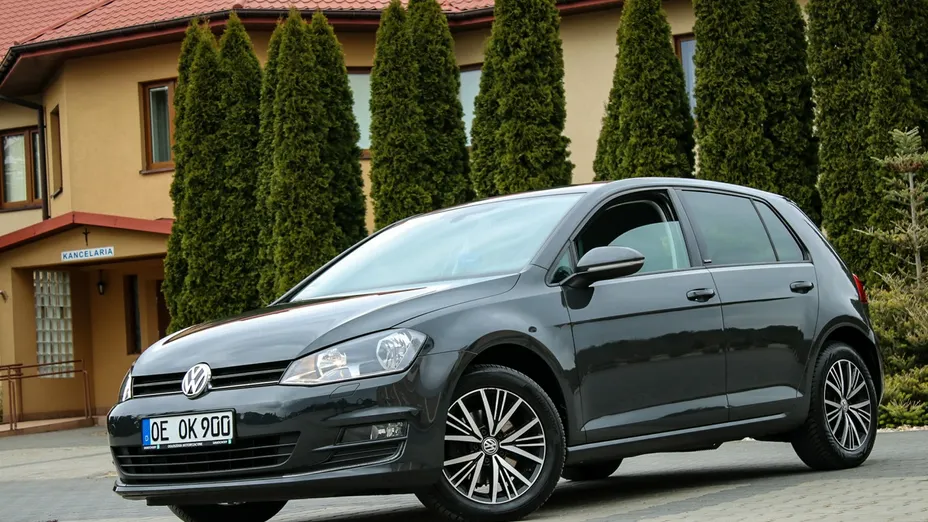 VOLKSWAGEN Golf -
