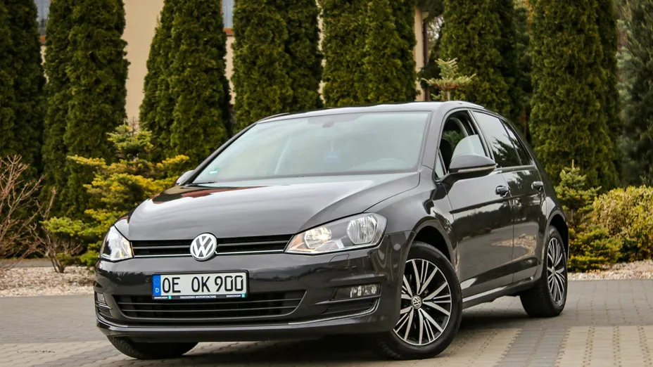VOLKSWAGEN Golf -