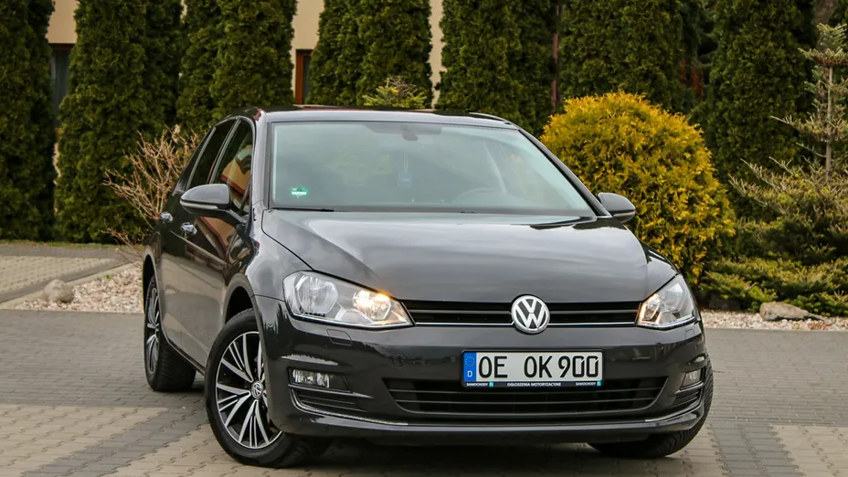 VOLKSWAGEN Golf -