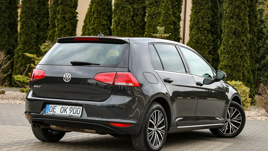 VOLKSWAGEN Golf -