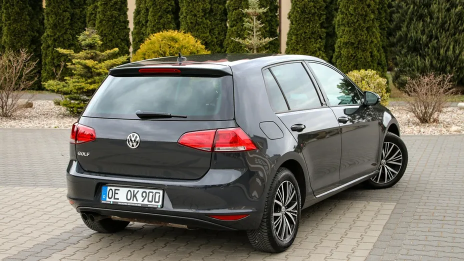 VOLKSWAGEN Golf -