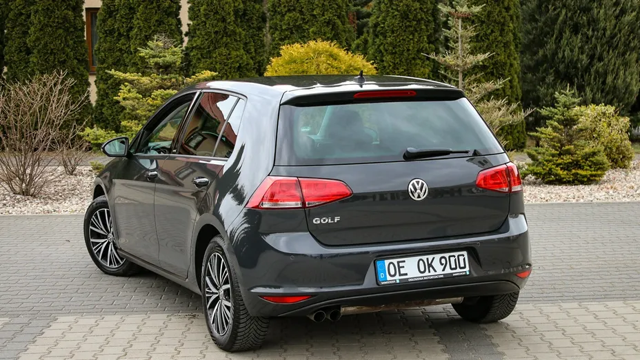 VOLKSWAGEN Golf -