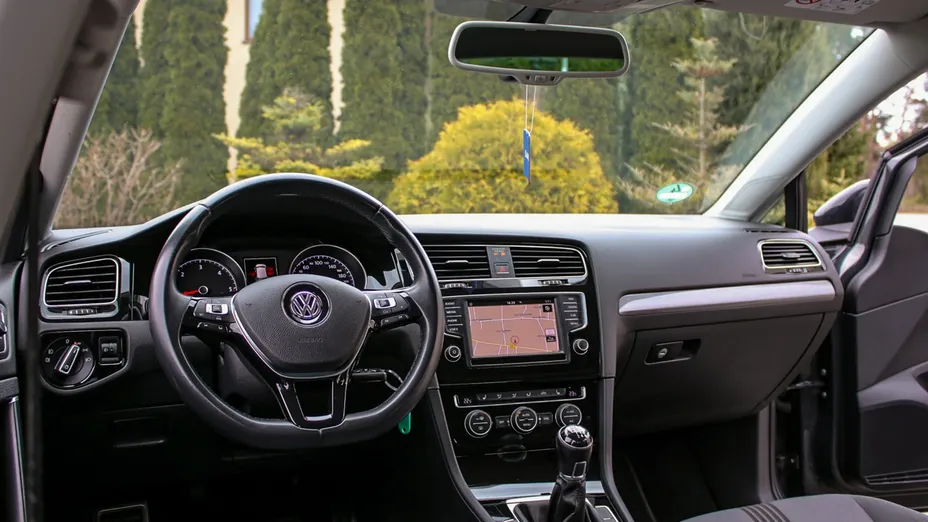 VOLKSWAGEN Golf -