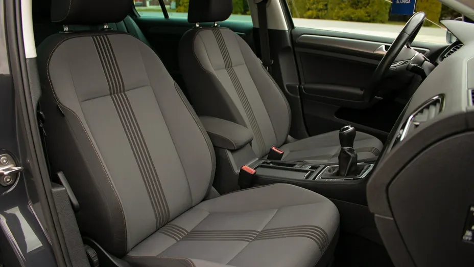 VOLKSWAGEN Golf -
