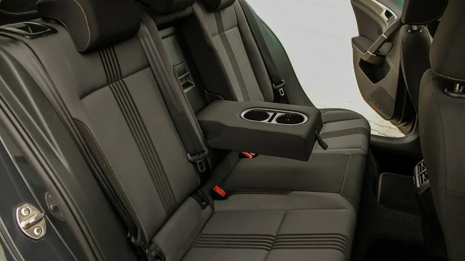 VOLKSWAGEN Golf -