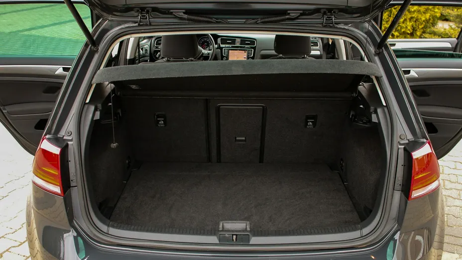 VOLKSWAGEN Golf -