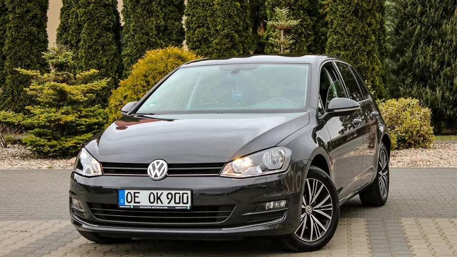 VOLKSWAGEN Golf -