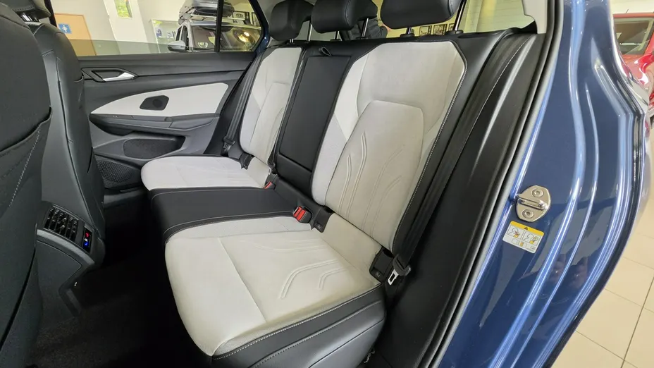 VOLKSWAGEN Golf -