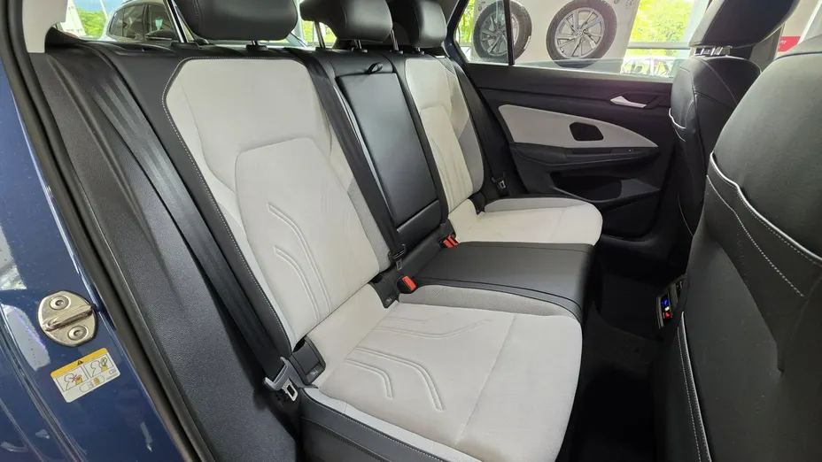 VOLKSWAGEN Golf -