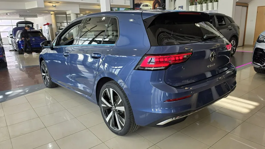 VOLKSWAGEN Golf -