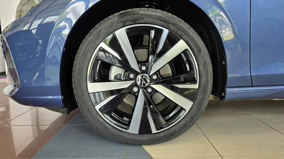 VOLKSWAGEN Golf -