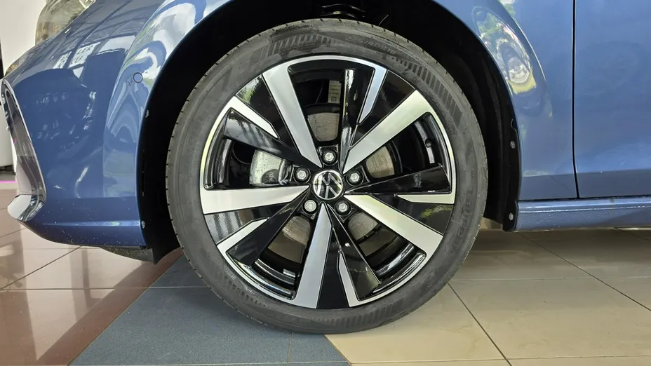 VOLKSWAGEN Golf -