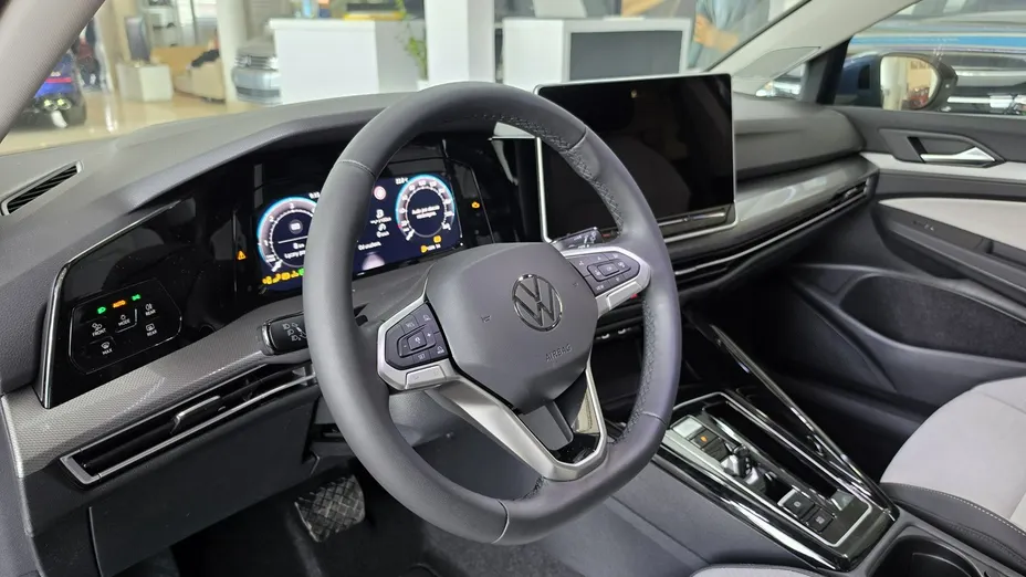 VOLKSWAGEN Golf -