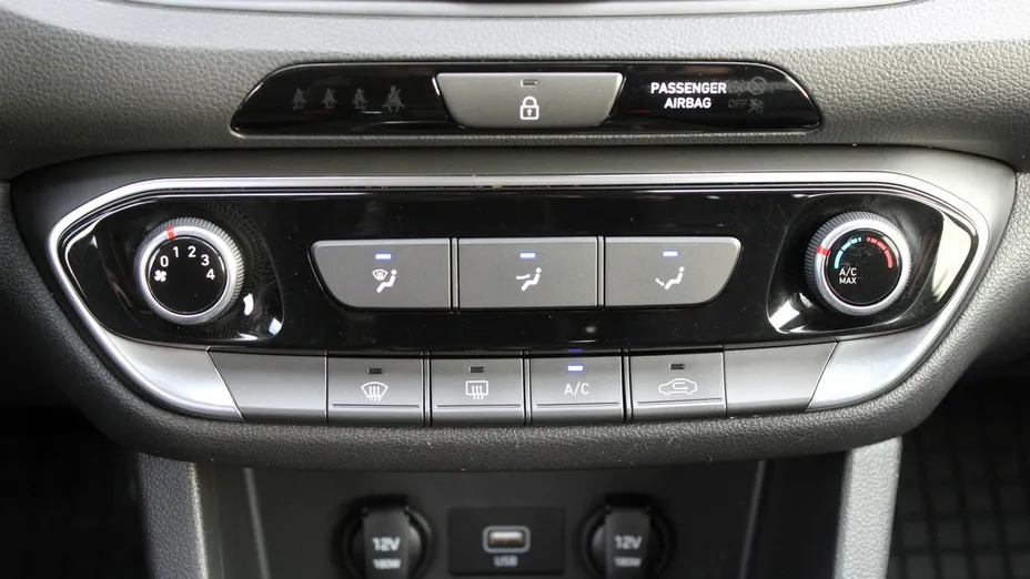 HYUNDAI i30 -